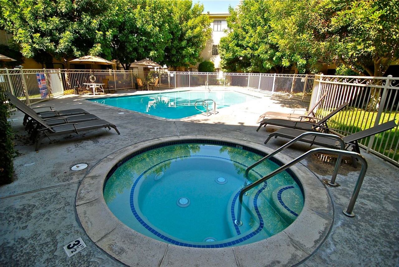 16000 SHERMAN WAY - Photo 2 of 34