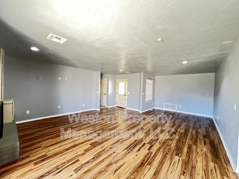 10408 Blue Spruce Road - Photo 7 of 22