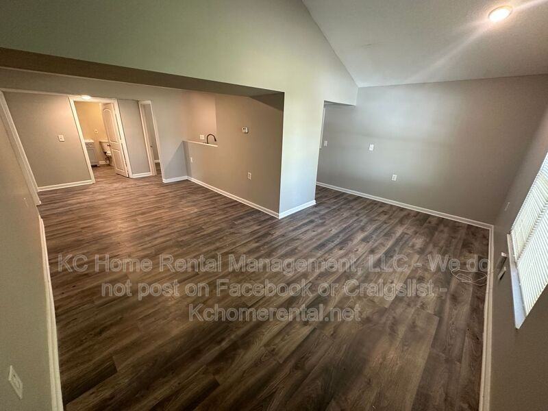 4140 E 60th Ter - Photo 3 of 25