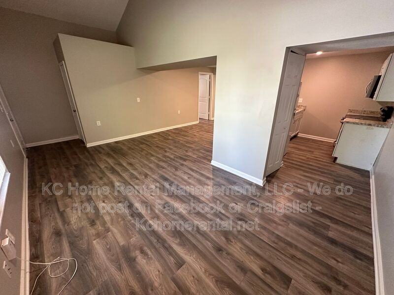 4140 E 60th Ter - Photo 4 of 25