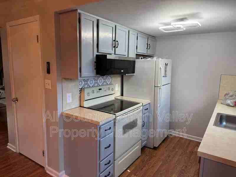 405 S Saint George St - Photo 3 of 13