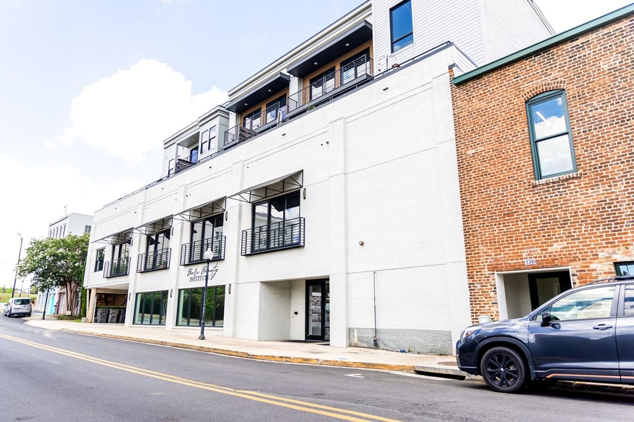 142 Social: Luxury 1 & 2 bedroom apartments with private outdoor space and covered, secured parking. - Photo 4 of 6