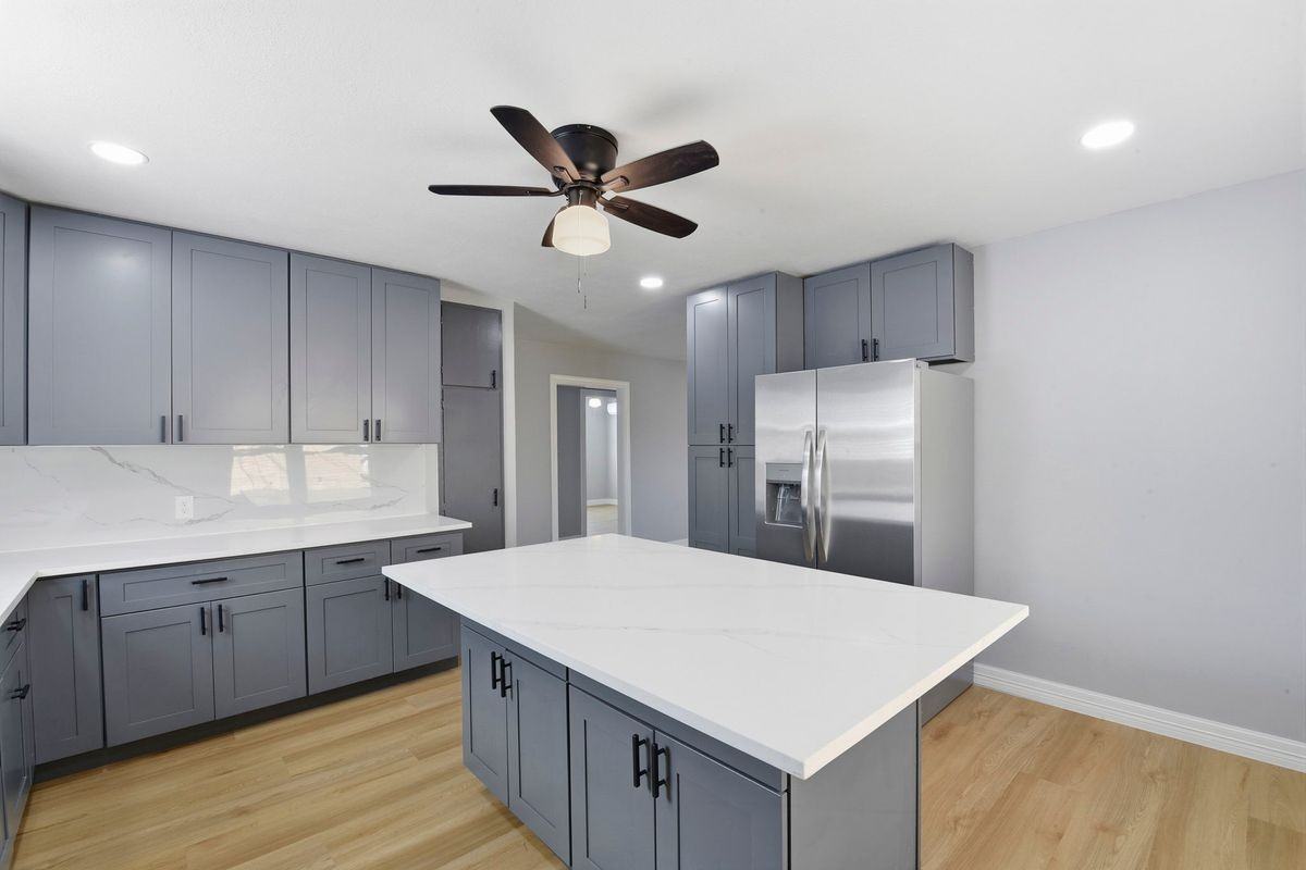 1415 Avenue H - Photo 6 of 35