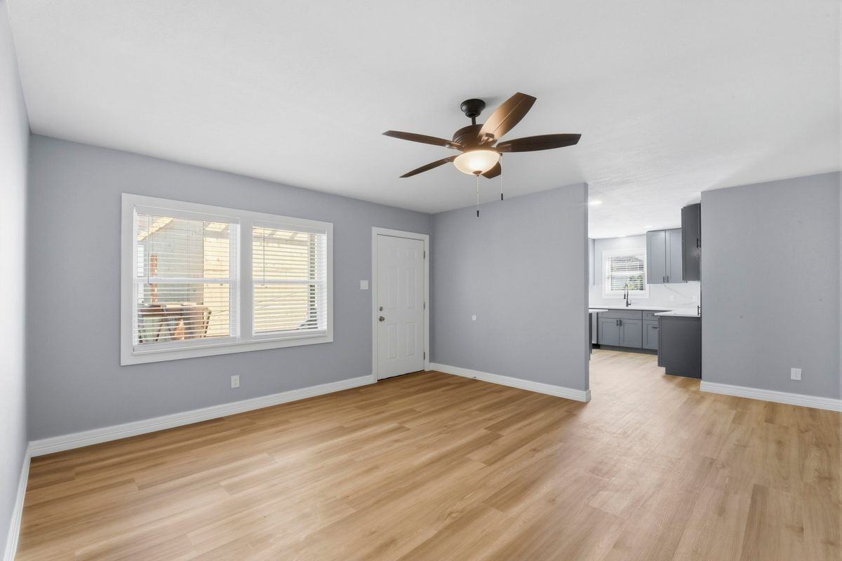 1415 Avenue H - Photo 7 of 35