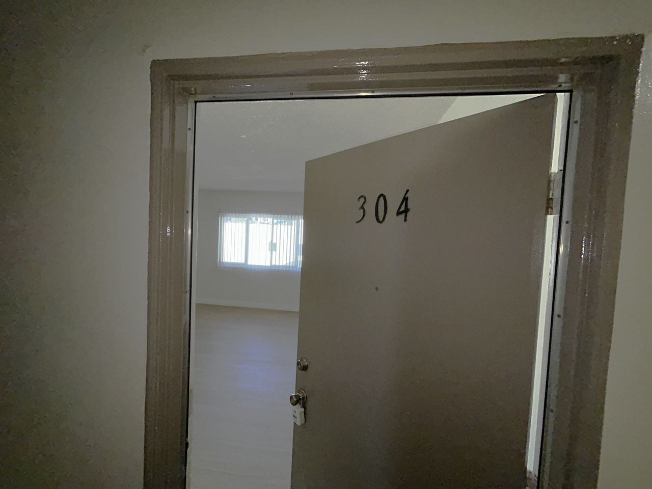 3118 - 855 South Ardmore Avenue - Photo 3 of 13