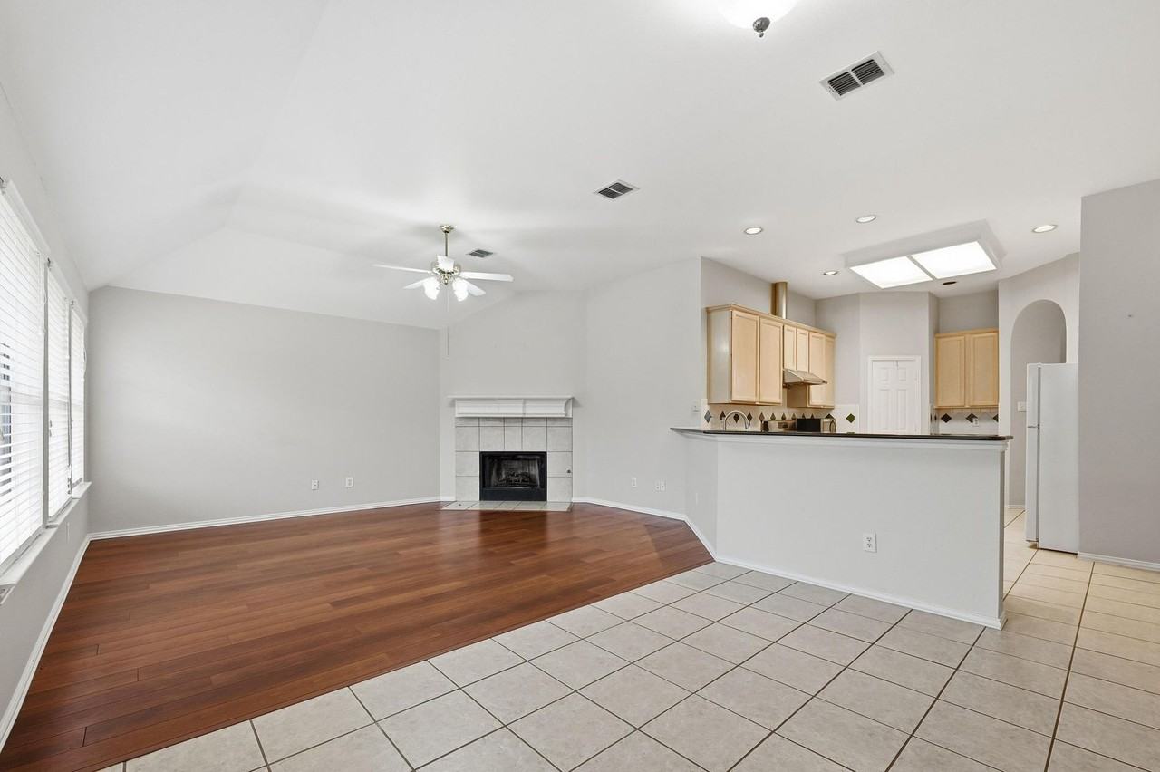 1202 Brook Dr - Photo 3 of 21