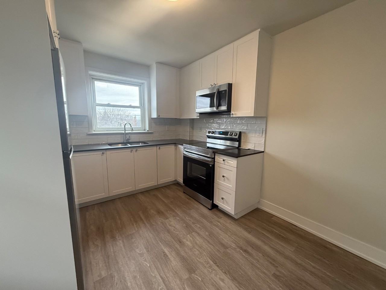 14 Crosthwaite Avenue South #3 - Photo 5 of 9