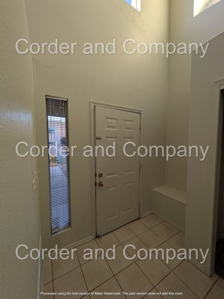 11243 Campo Del Oso Avenue Northeast - Photo 2 of 30