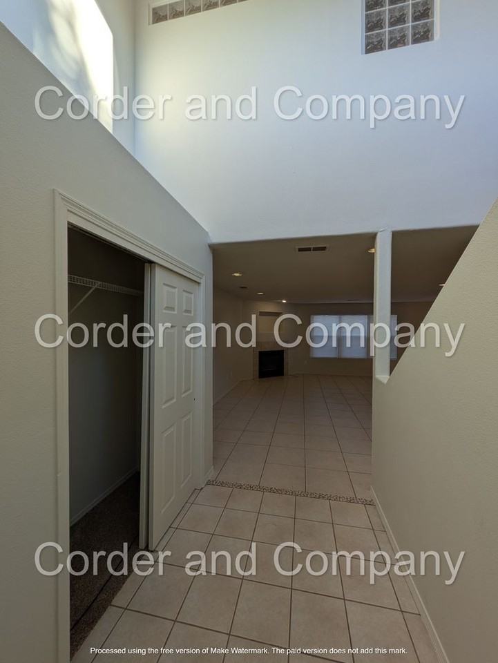 11243 Campo Del Oso Avenue Northeast - Photo 3 of 30