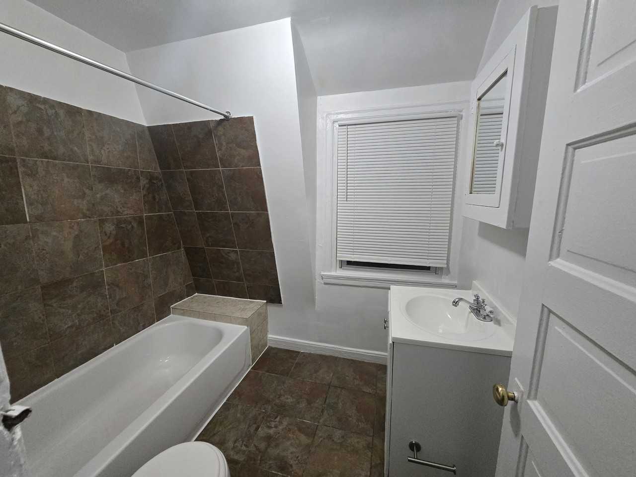 3413 West 10th Street - Photo 5 of 10