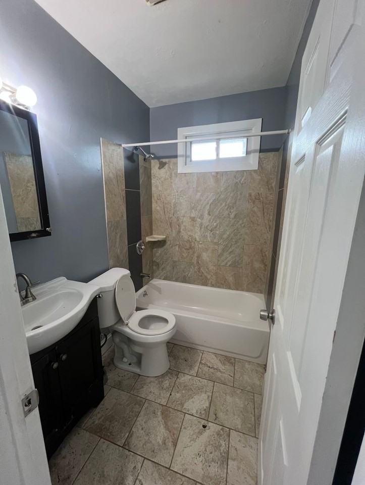 1322 Stratford Ave - Photo 2 of 5