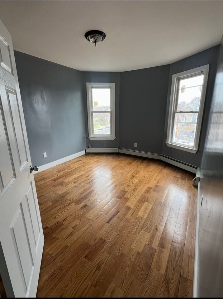 1322 Stratford Ave - Photo 3 of 5