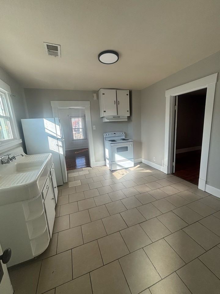 629 West Market Street - Photo 3 of 11