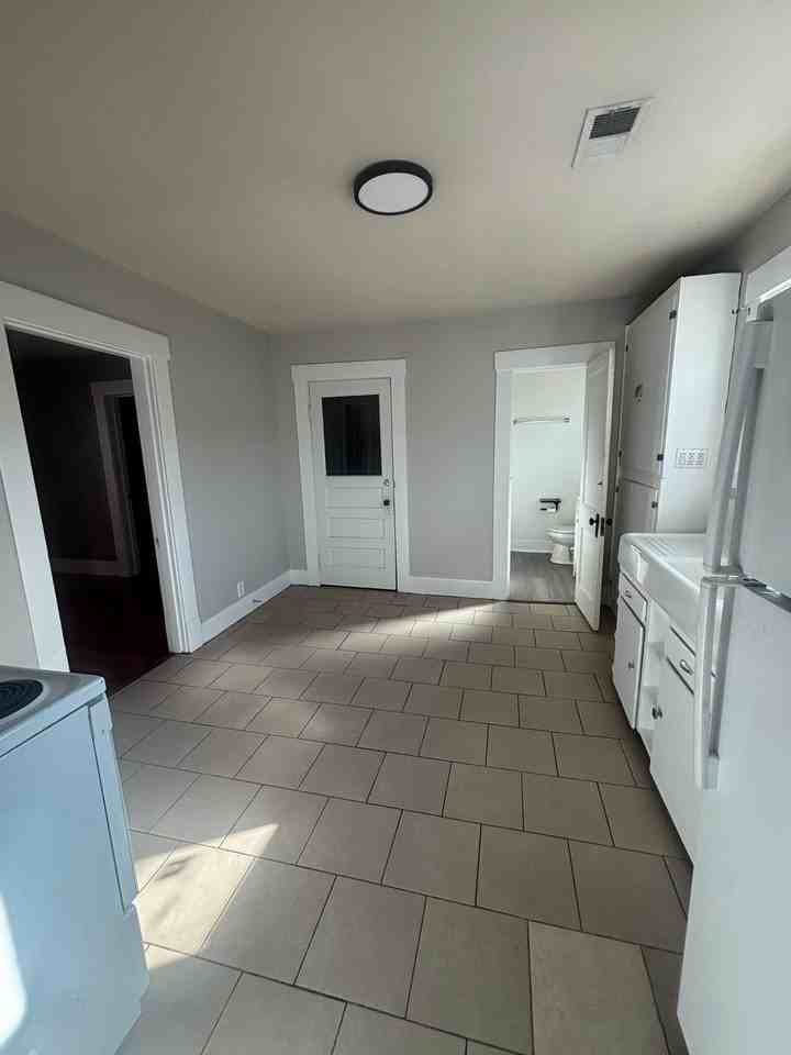 629 West Market Street - Photo 4 of 11