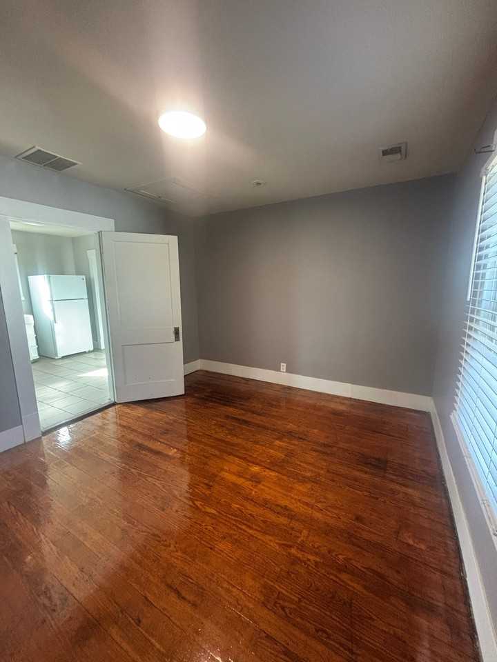 629 West Market Street - Photo 5 of 11