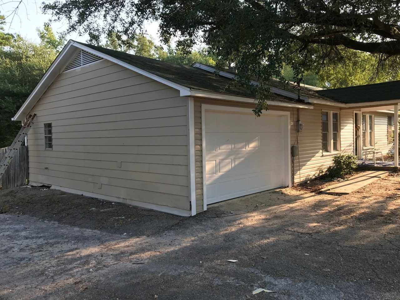 836 2nd Street - Photo 3 of 8