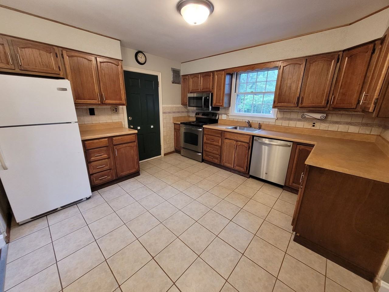 5240 Riverwood Road - Photo 4 of 35