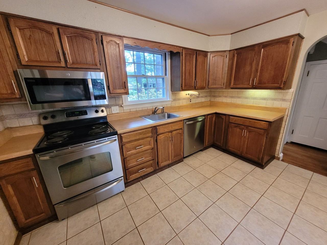 5240 Riverwood Road - Photo 5 of 35