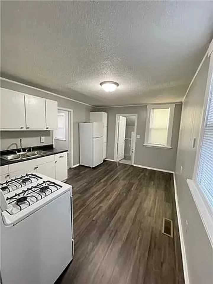 2208 Seneca Street - Photo 4 of 11