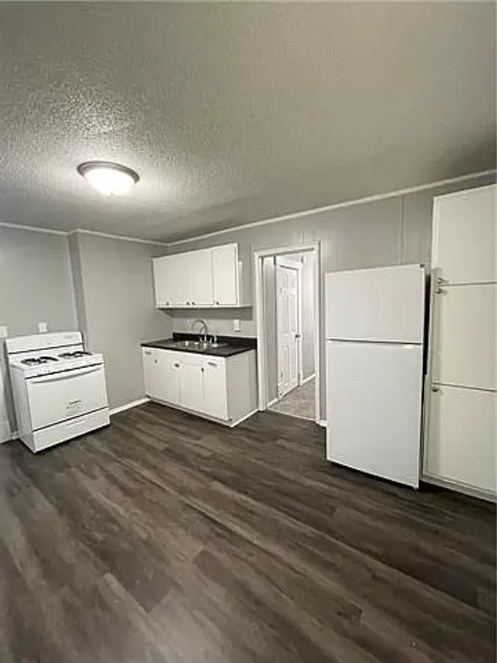 2208 Seneca Street - Photo 5 of 11