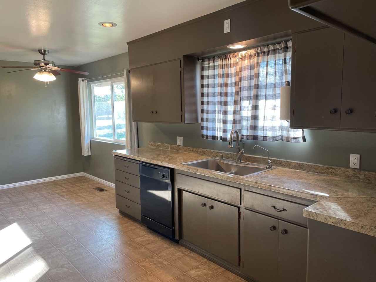 2938 Grape Way - Photo 4 of 28