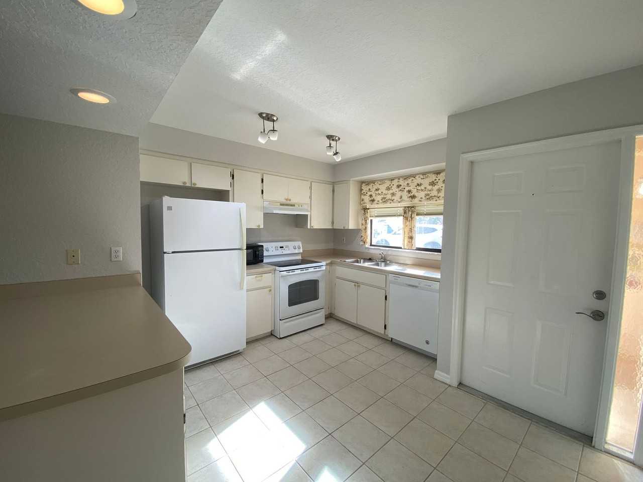 1360 Rio De Janeiro Ave #108 - Photo 4 of 21