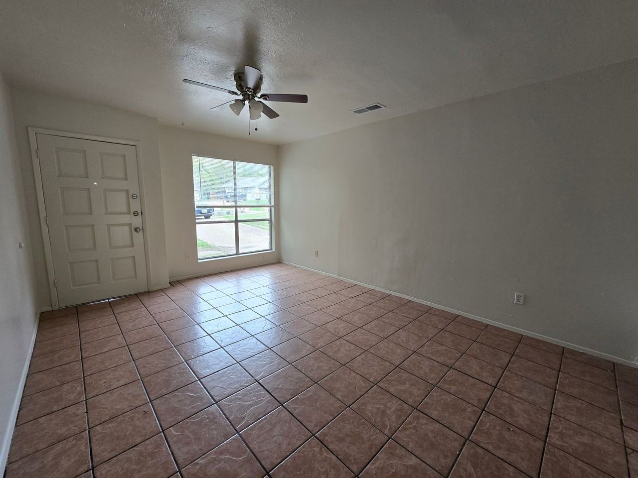 1109 Village Green Dr - Photo 2 of 17