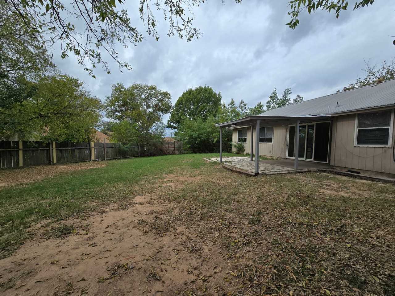 1109 Village Green Dr - Photo 4 of 17