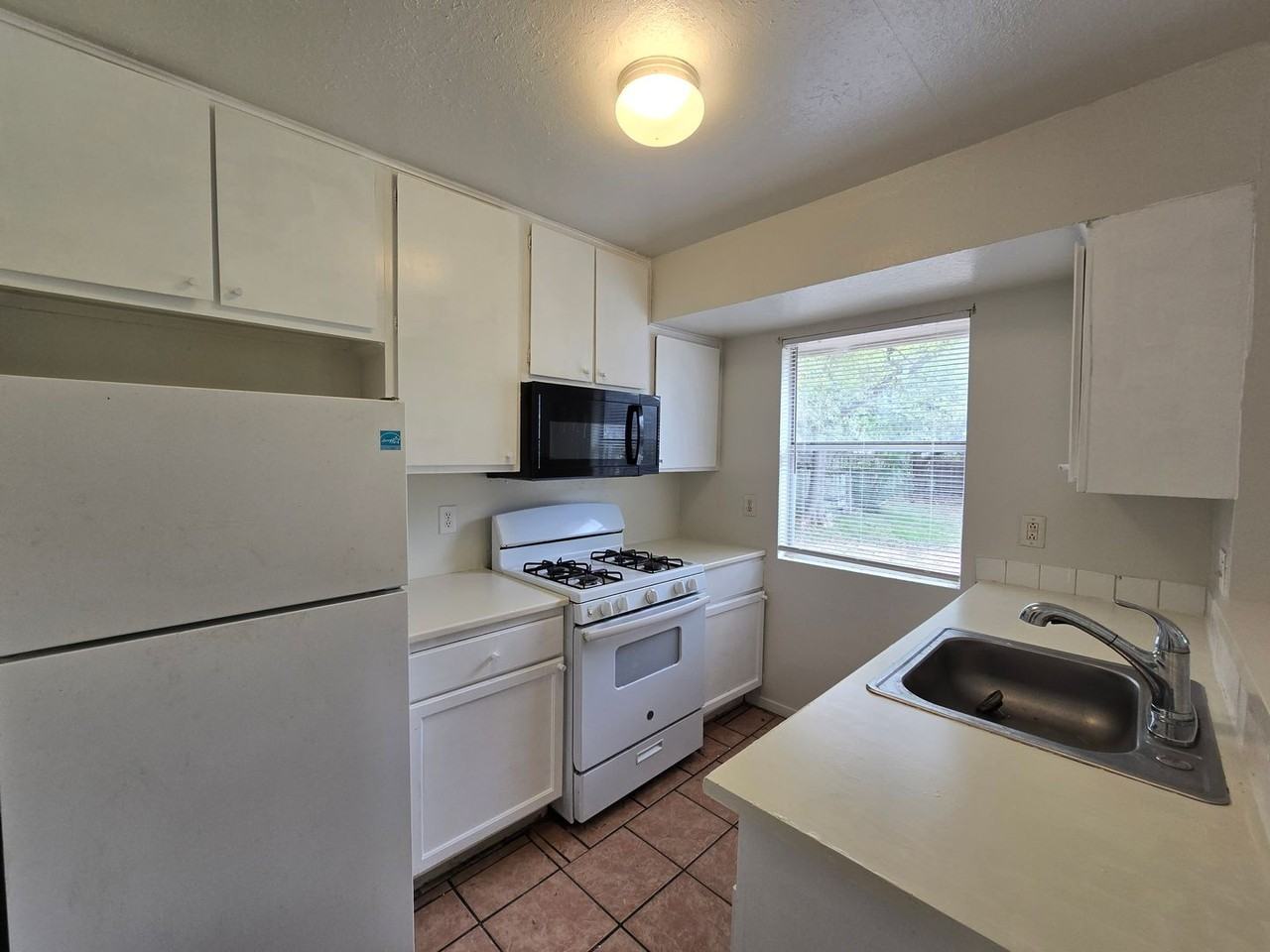 1109 Village Green Dr - Photo 5 of 17