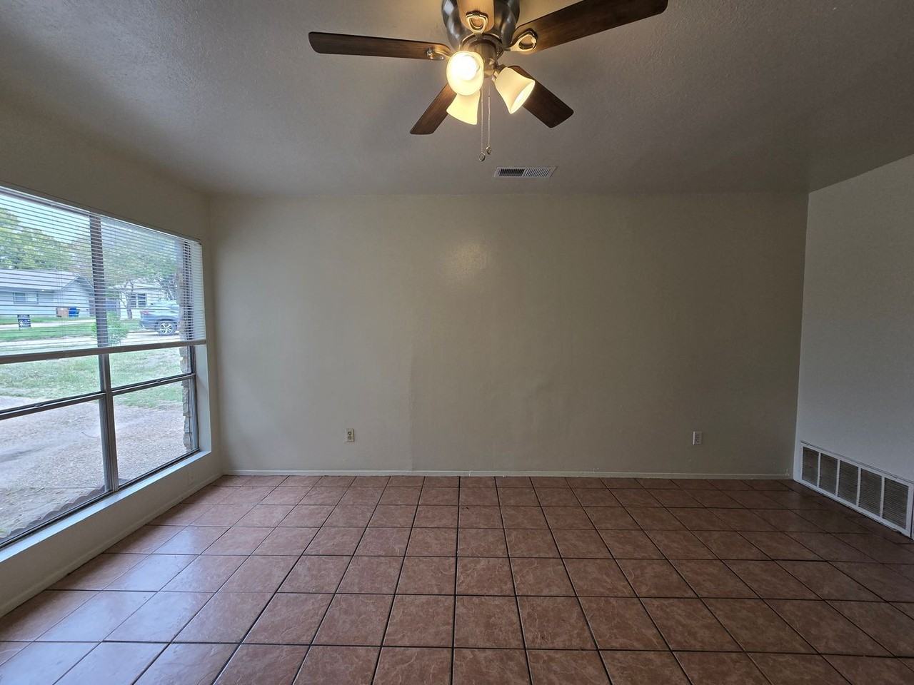 1109 Village Green Dr - Photo 7 of 17