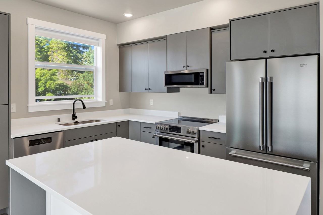 781 Georgia Street - Photo 3 of 33