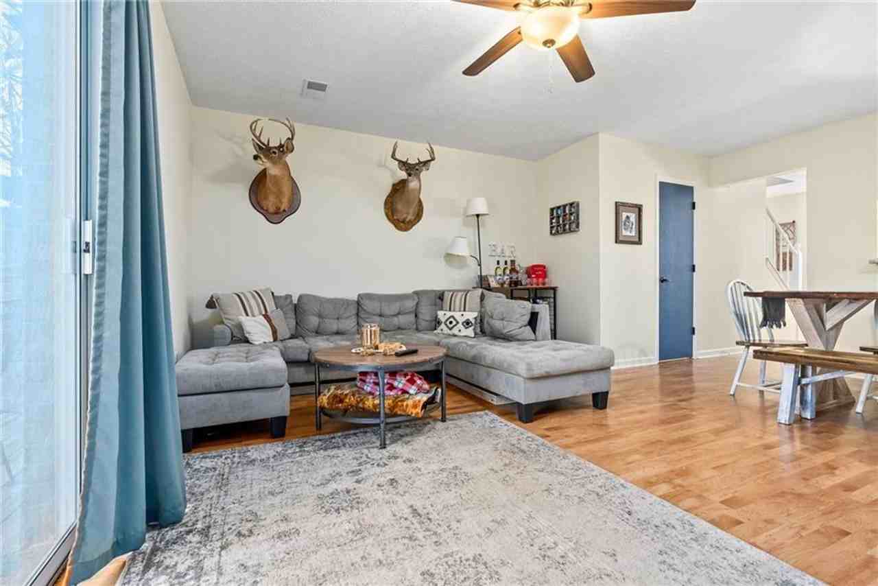 1096 Chinook Avenue - Photo 3 of 16