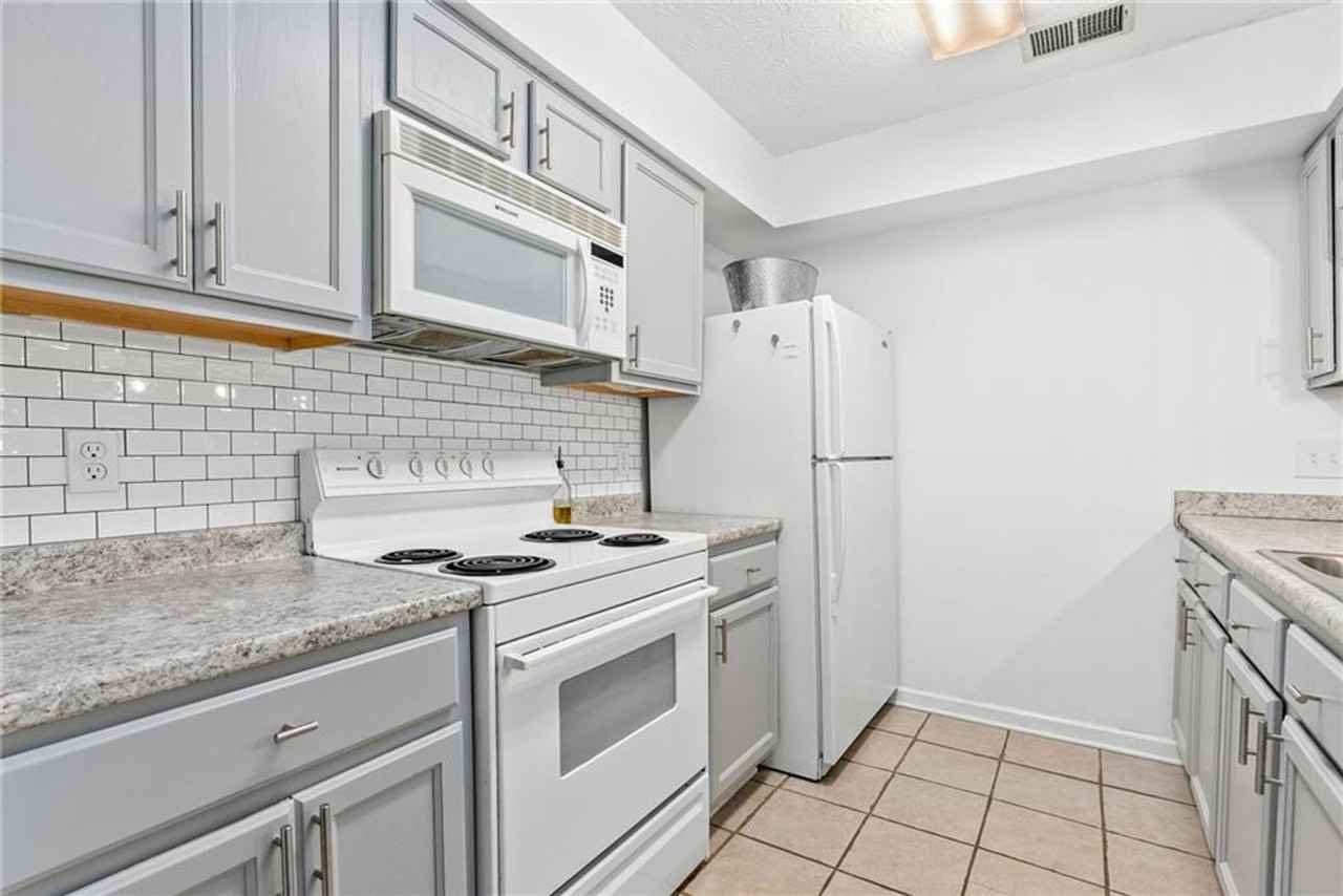 1096 Chinook Avenue - Photo 6 of 16