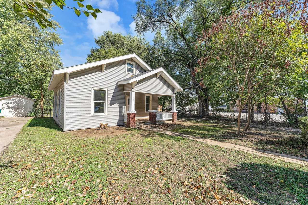 1017 West Chase Street - Photo 3 of 21