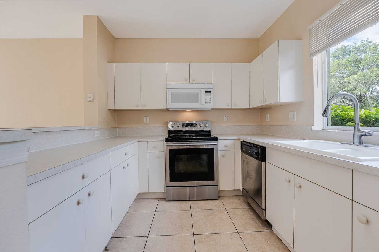 20437 Northwest 15th Avenue - Photo 3 of 22