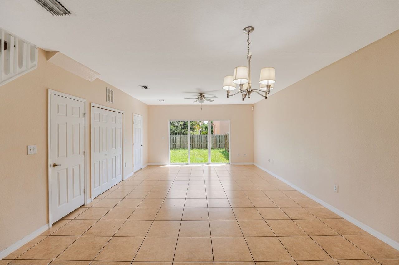 20437 Northwest 15th Avenue - Photo 4 of 22