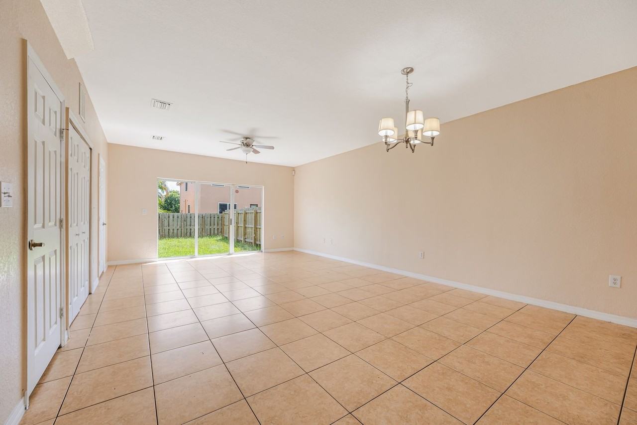 20437 Northwest 15th Avenue - Photo 5 of 22