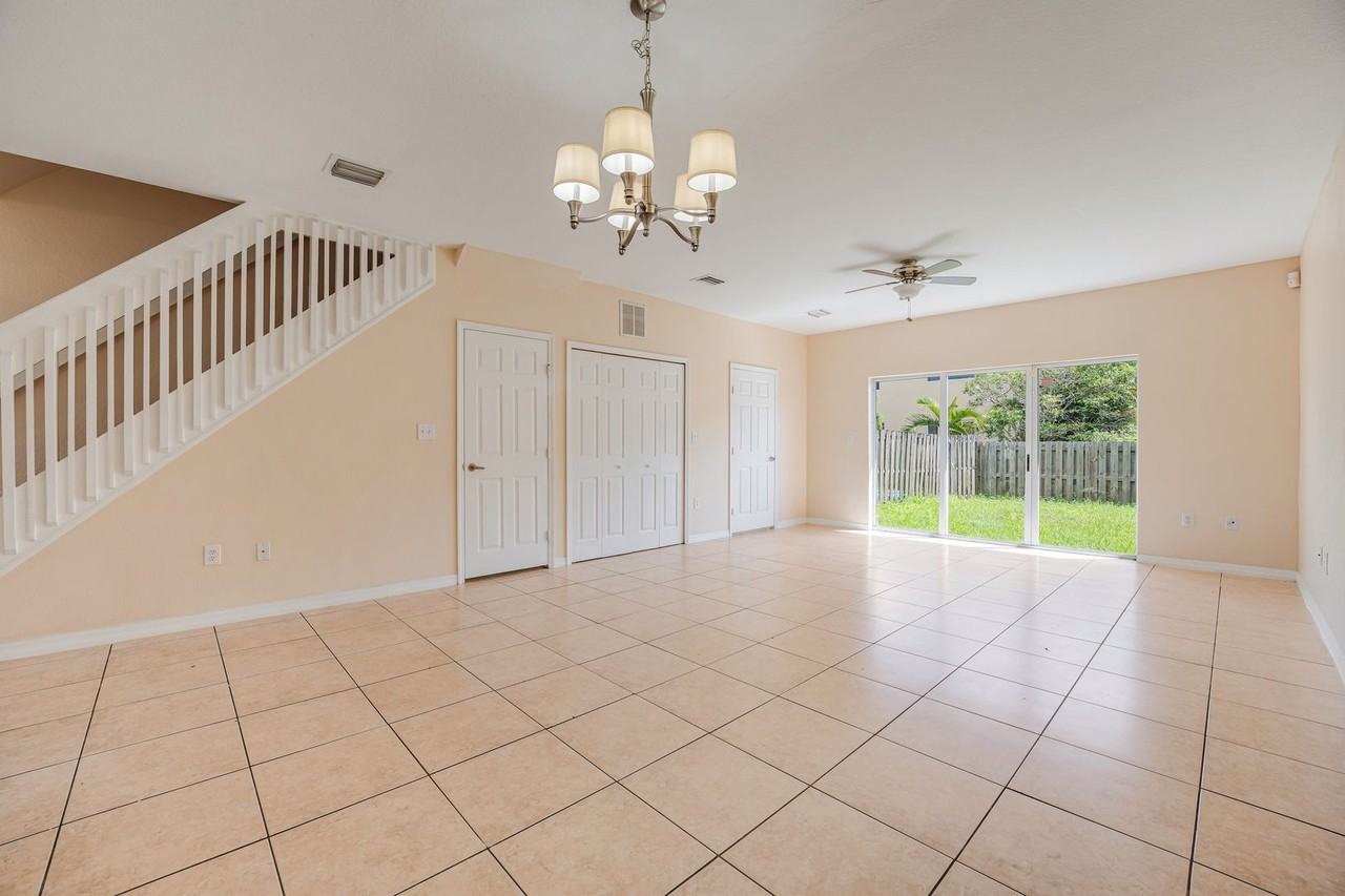 20437 Northwest 15th Avenue - Photo 6 of 22