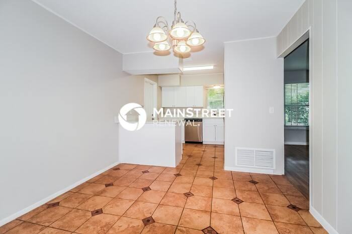 1301 Leeway Ave - Photo 4 of 16