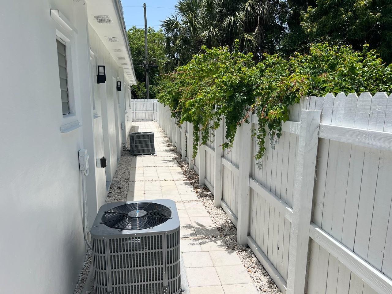 Hollywood Duplex - Photo 7 of 10