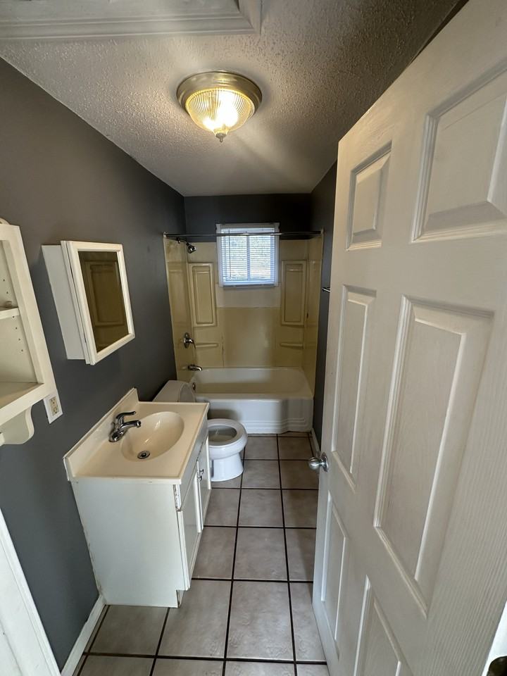 613 North Franklin Avenue #1 - Photo 7 of 15