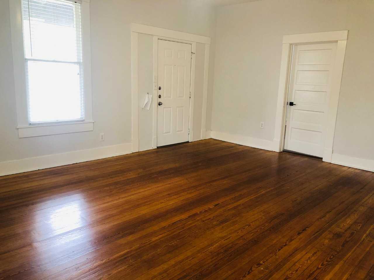 207 W 39th - Photo 4 of 18