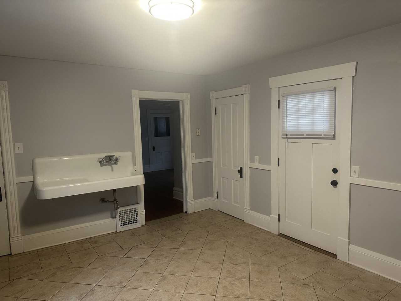 518 Charles Ave #A - Photo 2 of 21