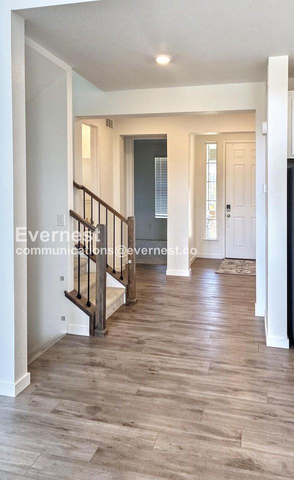 740 Columbia St - Photo 3 of 48