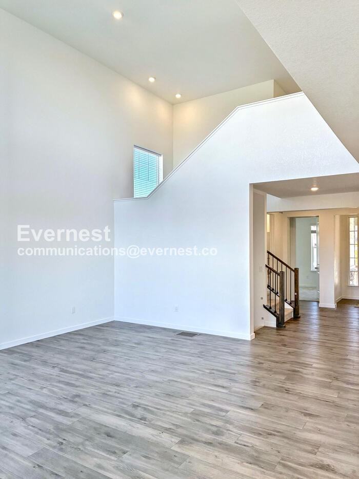 740 Columbia St - Photo 4 of 48