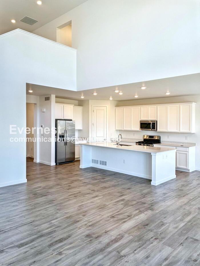 740 Columbia St - Photo 5 of 48