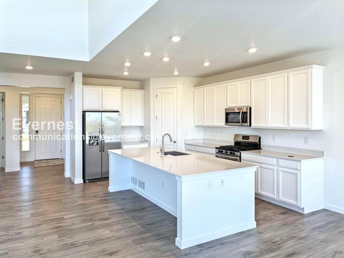 740 Columbia St - Photo 7 of 48