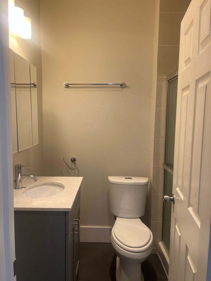 Great Location with Full Washer and Dryer in Unit and Full Kitchen! - Photo 5 of 36