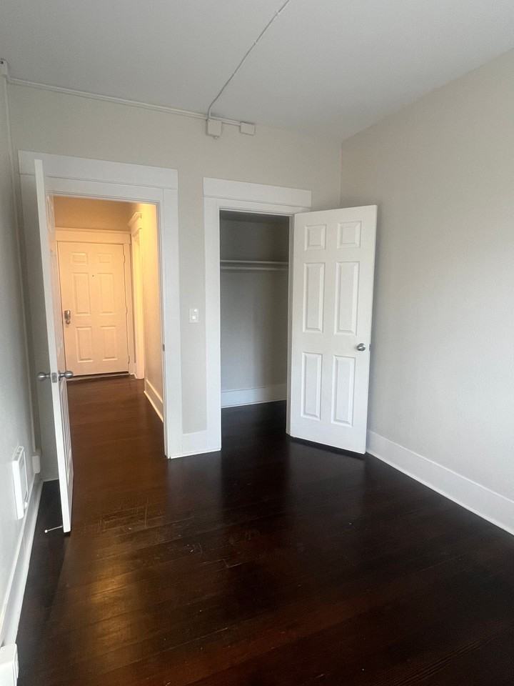 Great Location with Full Washer and Dryer in Unit and Full Kitchen! - Photo 7 of 36