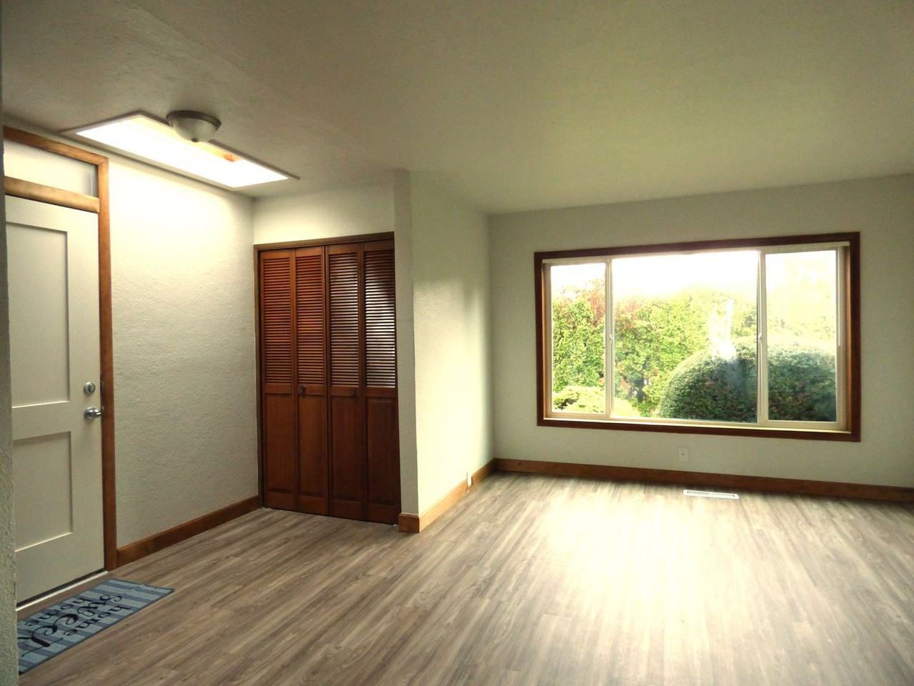 845 Fairview Ave Se - Photo 3 of 17